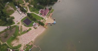 Bir göl ile orman üzerinde uçuş