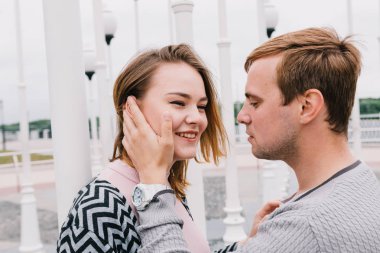 İki sevgili yürüyüş etrafında park, öpücük ve kucaklama, bir aşk hikayesi.