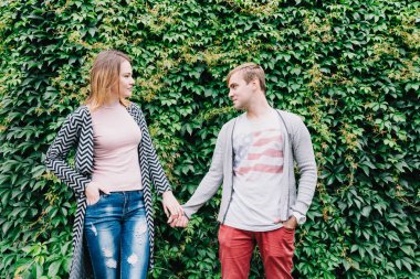 İki sevgili yürüyüş etrafında park, öpücük ve kucaklama, bir aşk hikayesi.