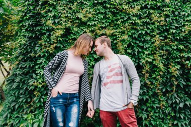 İki sevgili yürüyüş etrafında park, öpücük ve kucaklama, bir aşk hikayesi.