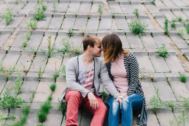 İki sevgili yürüyüş etrafında park, öpücük ve kucaklama, bir aşk hikayesi.