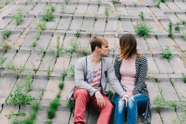 İki sevgili yürüyüş etrafında park, öpücük ve kucaklama, bir aşk hikayesi.