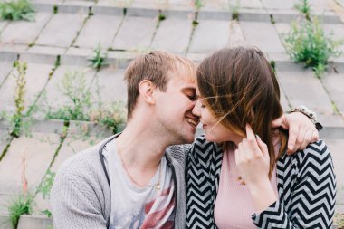 İki sevgili yürüyüş etrafında park, öpücük ve kucaklama, bir aşk hikayesi.