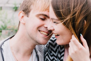 İki sevgili yürüyüş etrafında park, öpücük ve kucaklama, bir aşk hikayesi.