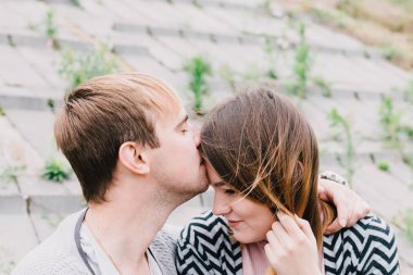 İki sevgili yürüyüş etrafında park, öpücük ve kucaklama, bir aşk hikayesi.