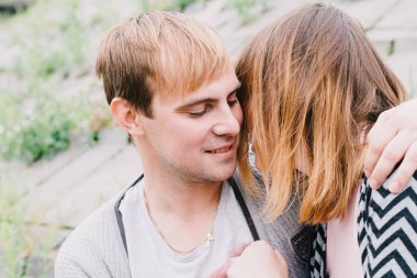 İki sevgili yürüyüş etrafında park, öpücük ve kucaklama, bir aşk hikayesi.