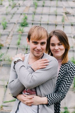 İki sevgili yürüyüş etrafında park, öpücük ve kucaklama, bir aşk hikayesi.