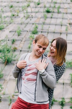 İki sevgili yürüyüş etrafında park, öpücük ve kucaklama, bir aşk hikayesi.