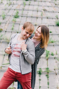 İki sevgili yürüyüş etrafında park, öpücük ve kucaklama, bir aşk hikayesi.