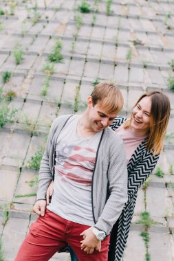 İki sevgili yürüyüş etrafında park, öpücük ve kucaklama, bir aşk hikayesi.