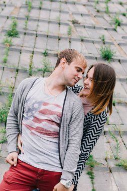 İki sevgili yürüyüş etrafında park, öpücük ve kucaklama, bir aşk hikayesi.