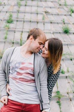 İki sevgili yürüyüş etrafında park, öpücük ve kucaklama, bir aşk hikayesi.