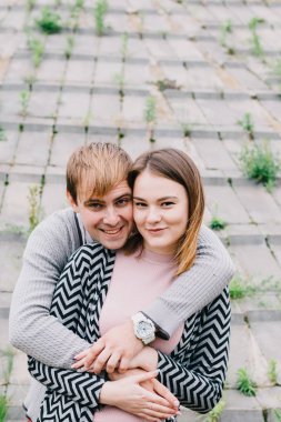 İki sevgili yürüyüş etrafında park, öpücük ve kucaklama, bir aşk hikayesi.