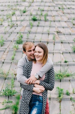 İki sevgili yürüyüş etrafında park, öpücük ve kucaklama, bir aşk hikayesi.