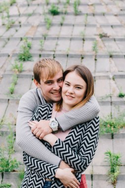 İki sevgili yürüyüş etrafında park, öpücük ve kucaklama, bir aşk hikayesi.