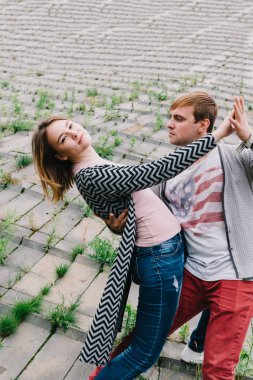 İki sevgili yürüyüş etrafında park, öpücük ve kucaklama, bir aşk hikayesi.