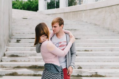 İki sevgili yürüyüş etrafında park, öpücük ve kucaklama, bir aşk hikayesi.