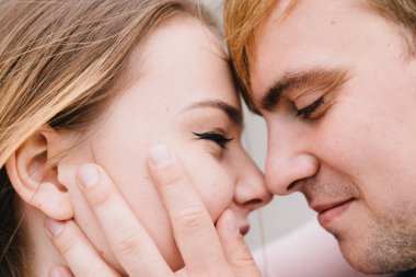 İki sevgili yürüyüş etrafında park, öpücük ve kucaklama, bir aşk hikayesi.