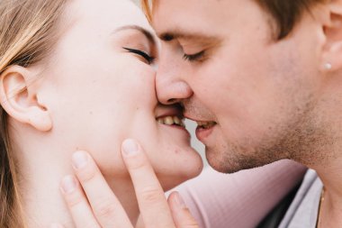 İki sevgili yürüyüş etrafında park, öpücük ve kucaklama, bir aşk hikayesi.