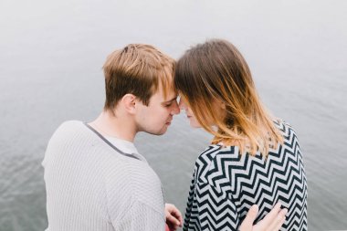 İki sevgili yürüyüş etrafında park, öpücük ve kucaklama, bir aşk hikayesi.