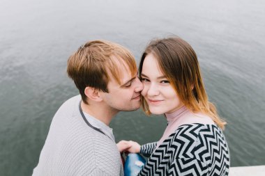 İki sevgili yürüyüş etrafında park, öpücük ve kucaklama, bir aşk hikayesi.