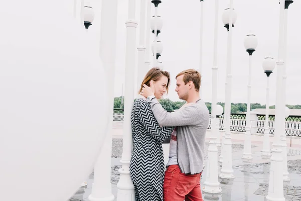 Dois amantes caminham pelo parque, beijam e abraçam, uma história de amor . — Fotografia de Stock