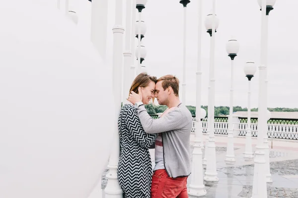 Two lovers walk around the park, kiss and hug, a love story. — Stock Photo, Image