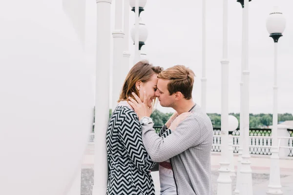 Dos amantes caminan por el parque, besan y abrazan, una historia de amor . —  Fotos de Stock