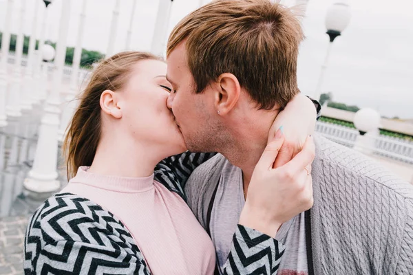 Dos amantes caminan por el parque, besan y abrazan, una historia de amor . — Foto de Stock