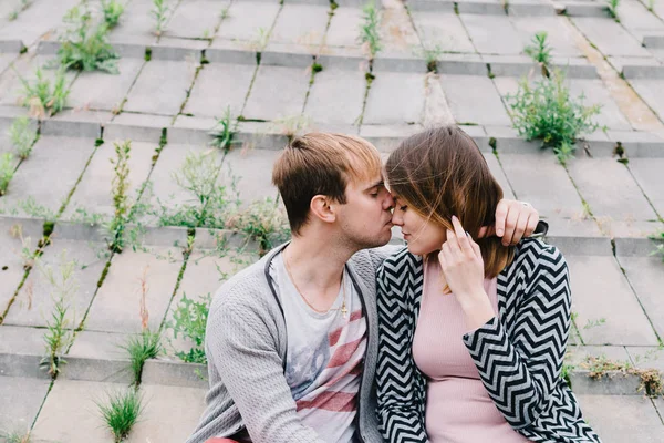 İki sevgili yürüyüş etrafında park, öpücük ve kucaklama, bir aşk hikayesi. — Stok fotoğraf