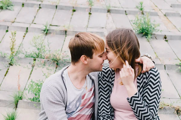 Dois amantes caminham pelo parque, beijam e abraçam, uma história de amor . — Fotografia de Stock