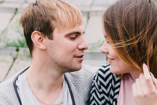 Two lovers walk around the park, kiss and hug, a love story. — Stock Photo, Image