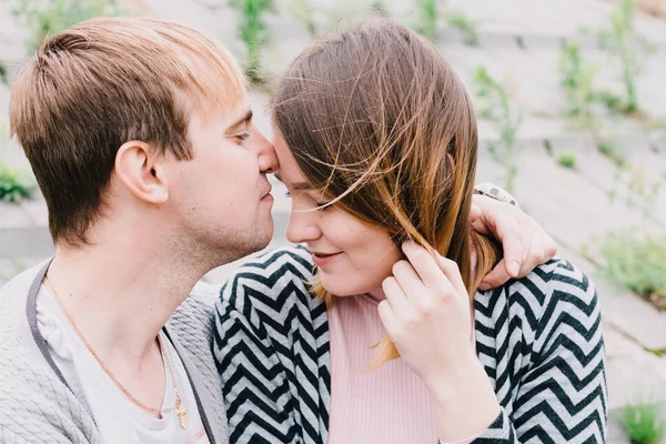 2 人の恋人は歩く、公園、キスと抱擁、愛の物語. — ストック写真