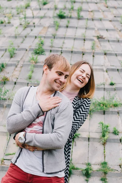 Two lovers walk around the park, kiss and hug, a love story. — Stock Photo, Image