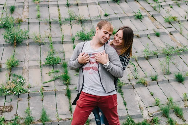 Dois amantes caminham pelo parque, beijam e abraçam, uma história de amor . — Fotografia de Stock