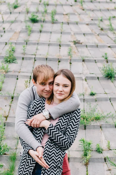 Twee geliefden lopen rond het park, kus, knuffel en een liefdesverhaal. — Stockfoto