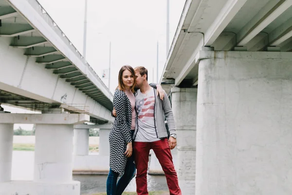 Två älskande promenad runt parken, puss och kram, en kärlekshistoria. — Stockfoto