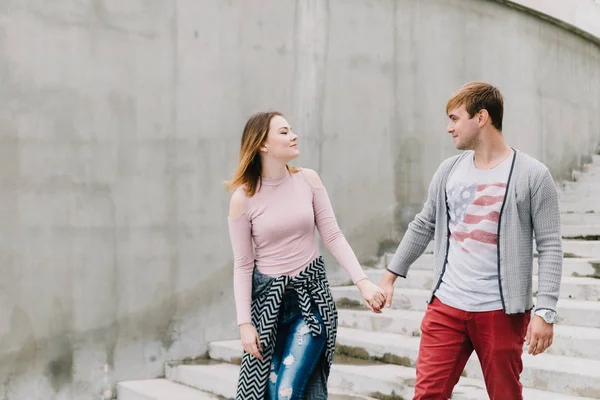 Dois amantes caminham pelo parque, beijam e abraçam, uma história de amor . — Fotografia de Stock