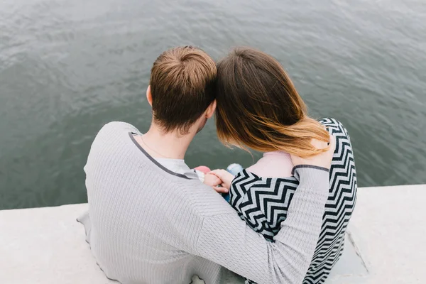 Zwei Liebende spazieren durch den Park, küssen und umarmen sich, eine Liebesgeschichte. — Stockfoto