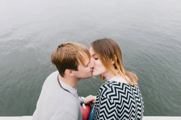 İki sevgili yürüyüş etrafında park, öpücük ve kucaklama, bir aşk hikayesi. — Stok fotoğraf