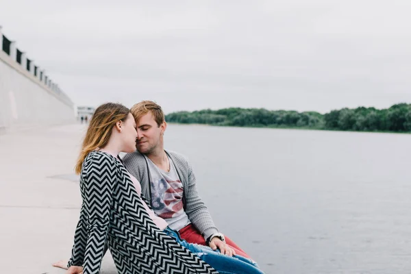 Två älskande promenad runt parken, puss och kram, en kärlekshistoria. — Stockfoto