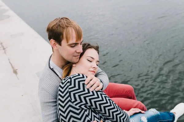 İki sevgili yürüyüş etrafında park, öpücük ve kucaklama, bir aşk hikayesi.