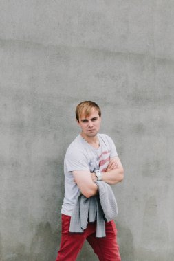 Arka plan beton yapılar üzerinde şık bir adam portresi.