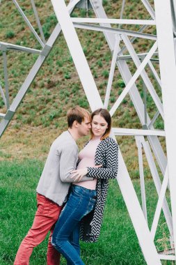 İki sevgili yürüyüş etrafında park, öpücük ve kucaklama, bir aşk hikayesi.