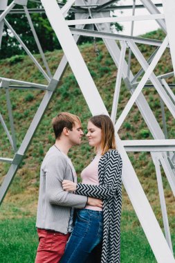 İki sevgili yürüyüş etrafında park, öpücük ve kucaklama, bir aşk hikayesi.