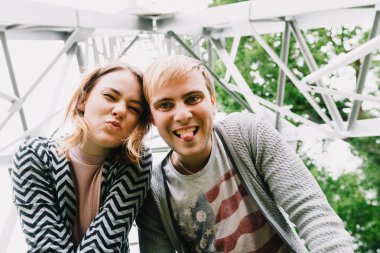 İki sevgili yürüyüş etrafında park, öpücük ve kucaklama, bir aşk hikayesi.