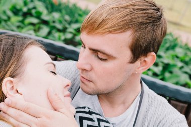 İki sevgili yürüyüş etrafında park, öpücük ve kucaklama, bir aşk hikayesi.