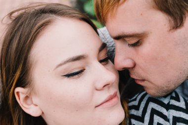 İki sevgili yürüyüş etrafında park, öpücük ve kucaklama, bir aşk hikayesi.