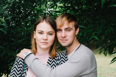 İki sevgili yürüyüş etrafında park, öpücük ve kucaklama, bir aşk hikayesi.