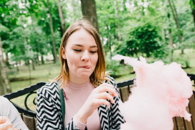İki sevgili yürüyüş etrafında park, öpücük ve kucaklama, bir aşk hikayesi.